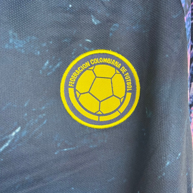 Camisa Seleção Colômbia Edição Especial 23/24 - Torcedor Adidas Masculina - Azul com detalhes em amarelo e rosa