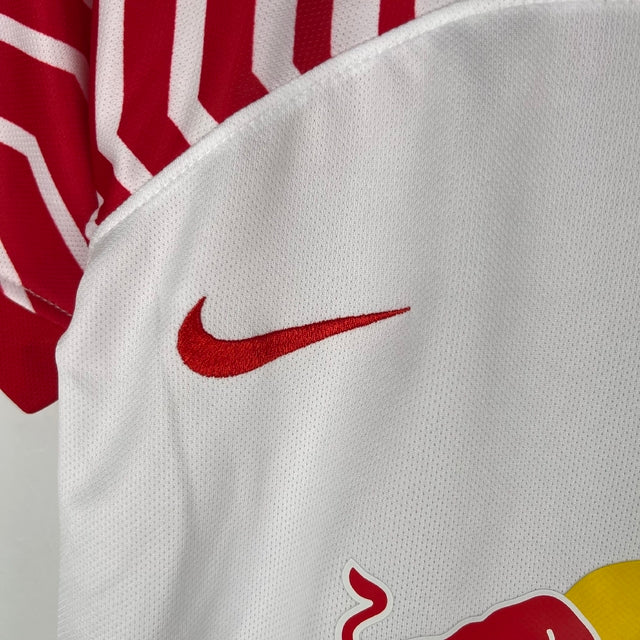 Kit Infantil Red Bull Leipzig I 23/24 - Nike - Branco com detalhes em vermelho