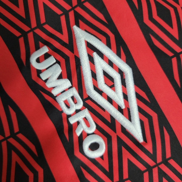Jaqueta Corta-Vento Flamengo 22/23 Masculina Umbro - Vermelho com detalhes em preto