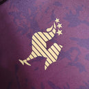 Camisa Atlético Mineiro Edição 10 anos (O MILAGRE DE SÃO VICTOR) - Torcedor Le Coq Sportif Masculina - Vermelha com detalhes em dourado e preto