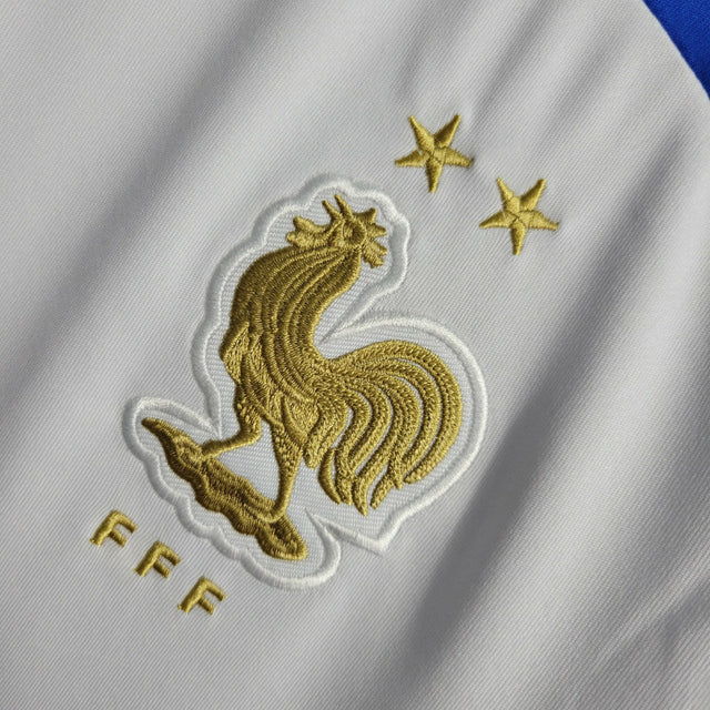 Camisa Seleção da França Treino 22/23 - Torcedor Nike Masculina - Branca com detalhes em azul e dourado