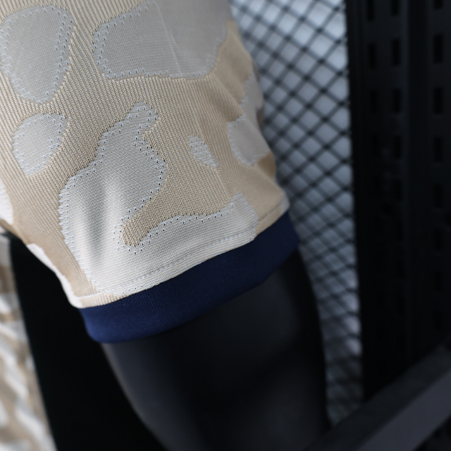 Camisa Paris Saint-Germain IV 23/24 - Jogador Jordan Masculina - Bege