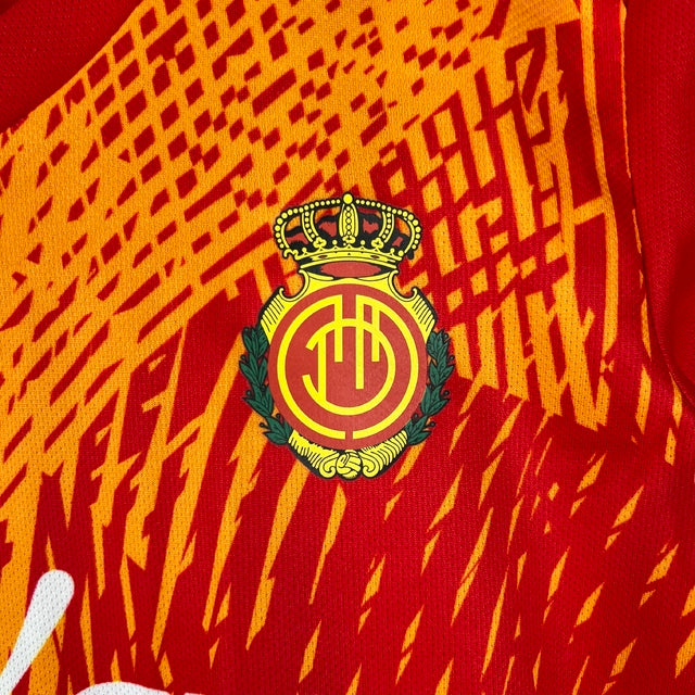 Kit Infantil Mallorca Edição Comemorativa Nike 23/24 - Vermelho com detalhes em amarelo