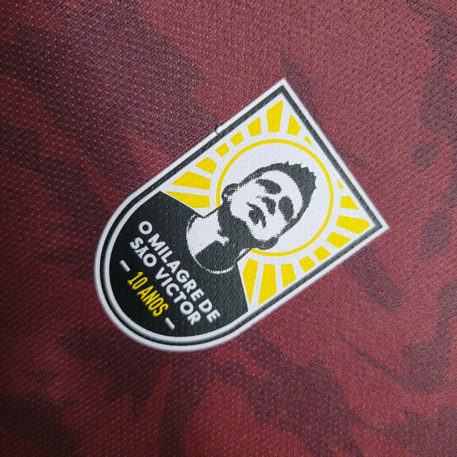 Camisa Atlético Mineiro Edição 10 anos (O MILAGRE DE SÃO VICTOR) - Torcedor Le Coq Sportif Masculina - Vermelha com detalhes em dourado e preto