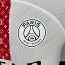 Camisa Paris Saint-Germain Edição Especial 23/24 - Jogador Jordan Masculina - Branca com detalhes em azul e vermelho