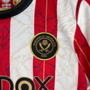 Kit Infantil Sheffield Edição Especial Errea 23/24 - Vermelho com detalhes em dourado