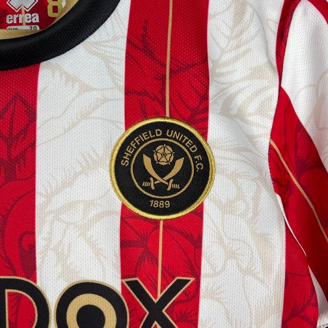 Kit Infantil Sheffield Edição Especial Errea 23/24 - Vermelho com detalhes em dourado
