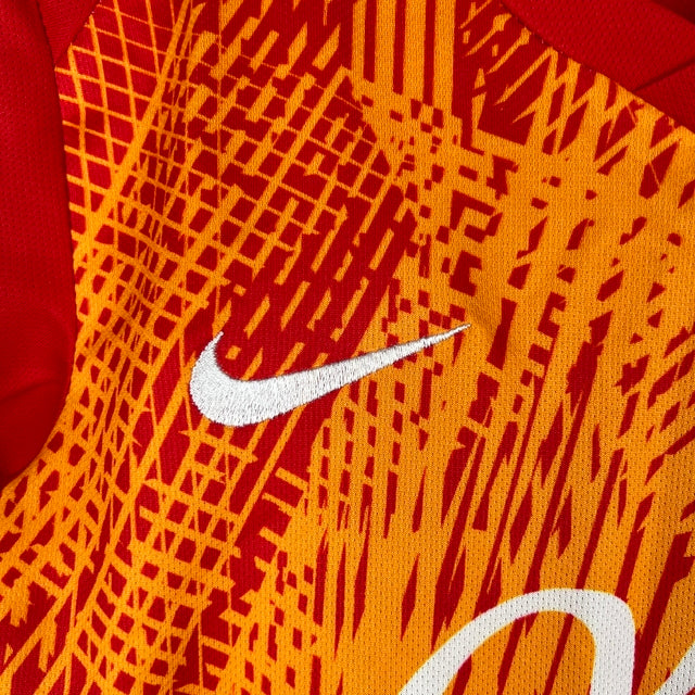 Kit Infantil Mallorca Edição Comemorativa Nike 23/24 - Vermelho com detalhes em amarelo