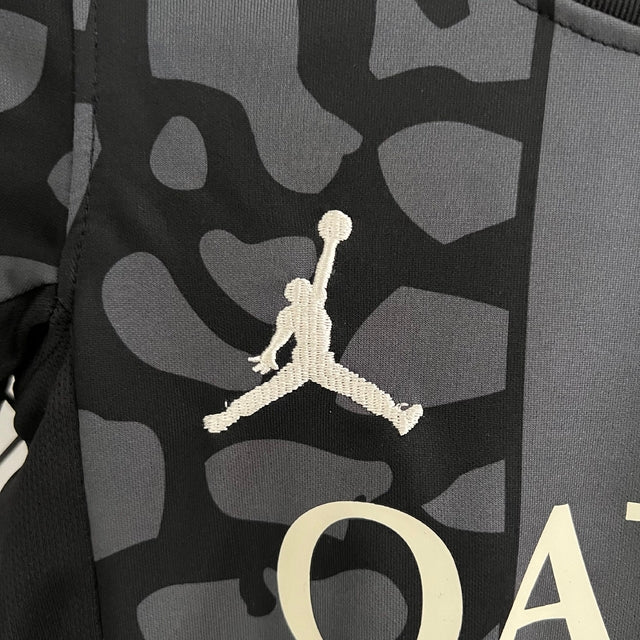 Kit Infantil Paris Saint-Germain III 23/24 Jordan - Preto com detalhes em cinza e branco