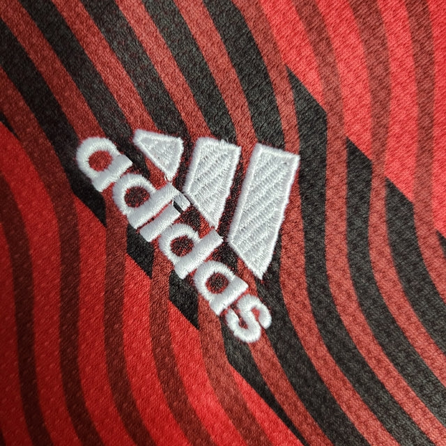 Kit Infatil Flamengo I 22/23 Adidas - Vermelho com detalhes em preto