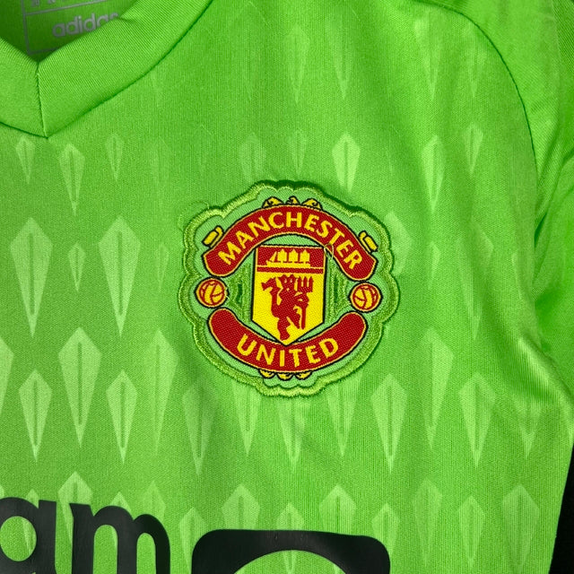 Kit Infantil Manchester United Goleiro Adidas 23/24 - Verde com detalhes em preto