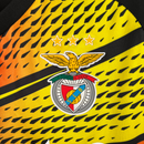 Camisa Benfica Pré-Jogo 23/24 - Torcedor Adidas Masculina - Preta com detalhes em amarelo e vermelho e azul