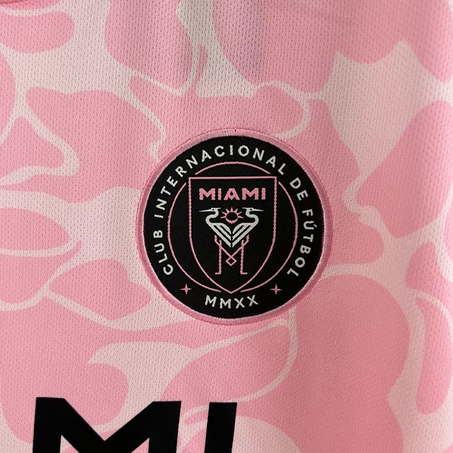 Camisa Inter Miami Edição Especial 23/24 -  Bape Feminina - Rosa com detalhes em branco