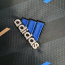 Camisa Manchester United Pré-jogo 23/24 - Torcedor Adidas Masculina - Preto com detalhes em azul e rosa