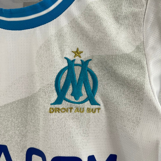 Kit Infantil Olympique Marseille I 23/24 Puma - Branco com detalhes em azul e dourado