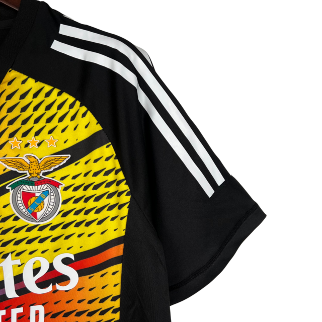 Camisa Benfica Pré-Jogo 23/24 - Torcedor Adidas Masculina - Preta com detalhes em amarelo e vermelho e azul