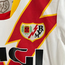 Kit Infantil Rayo Vallecano I 23/24 Umbro - Branco com detalhes em amarelo e vermelho