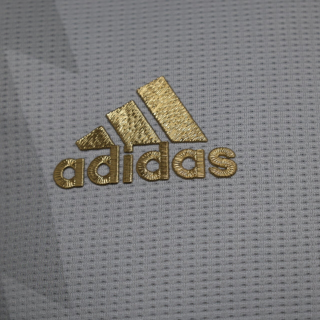 Camisa Arsenal Edição Especial 23/24 - Jogador Adidas Masculina - Branca com detalhes em vermelho e dourado
