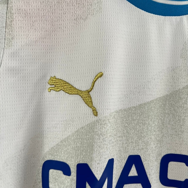 Kit Infantil Olympique Marseille I 23/24 Puma - Branco com detalhes em azul e dourado