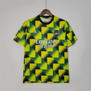 Camisa Arsenal Pré-Jogo 22/23 Torcedor Adidas Masculina - Amarelo, preto e verde.