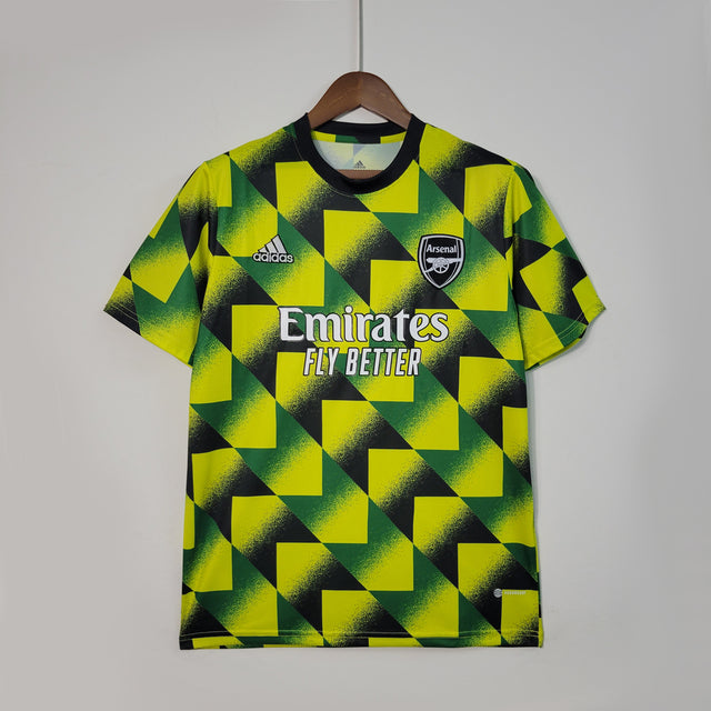 Camisa Arsenal Pré-Jogo 22/23 Torcedor Adidas Masculina - Amarelo, preto e verde.
