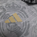 Camisa Real Madrid Edição Especial 23/24 - Jogador Adidas Masculina - Branca com detalhes em cinza e dourado