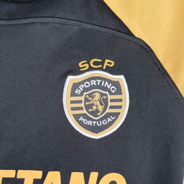 Kit Infantil Sporting Lisboa III Cr7 23/24 - Preto com detalhes em dourado