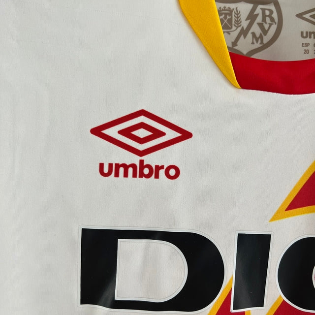 Kit Infantil Rayo Vallecano I 23/24 Umbro - Branco com detalhes em amarelo e vermelho