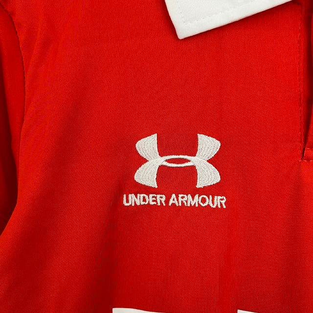 Kit Infantil Universidad Católica II Under Armour 23/24 - Vermelho com detalhes em azul e branco