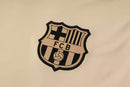 Kit Treino adulto - Camisa e Shorts - Barcelona Nike 24/25 - Bege e preto com detalhes em azul e vermelho