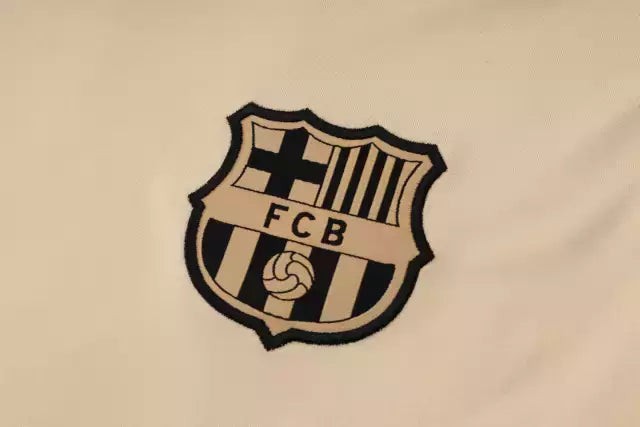Kit Treino adulto - Camisa e Shorts - Barcelona Nike 24/25 - Bege e preto com detalhes em azul e vermelho