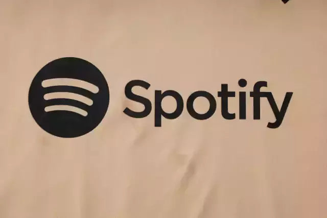 Kit Treino adulto - Camisa e Shorts - Barcelona Nike 24/25 - Bege e preto com detalhes em azul e vermelho