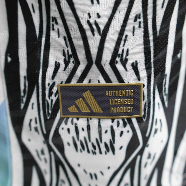 Camisa Arsenal Pré-jogo 24/25 - Jogador Adidas Masculina - Branca com detalhes em preto e azul e vermelho