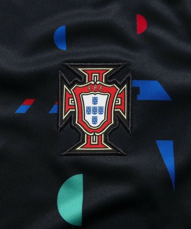 Camisa Seleção de Portugal Pré-jogo 24/25 - Torcedor Nike Masculina - Preta com detalhes em azul e vermelho e verde