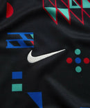 Camisa Seleção de Portugal Pré-jogo 24/25 - Torcedor Nike Masculina - Preta com detalhes em azul e vermelho e verde
