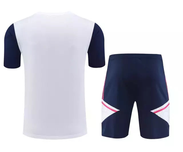 Kit Treino adulto - Camisa e Shorts - Arsenal Adidas 23/24 - Branco e azul com detalhes em branco e rosa
