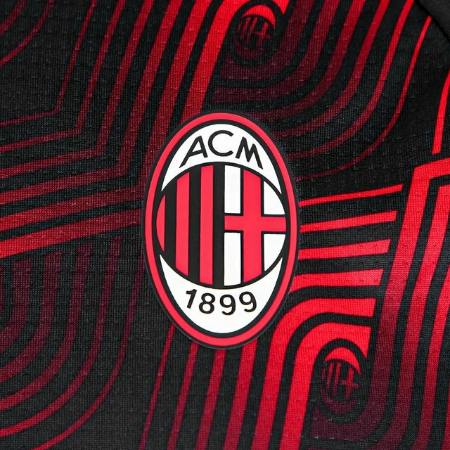 Camisa Milan Pré-Jogo 24/25 - Torcedor Puma Masculina - Preta com detalhes em vermelho