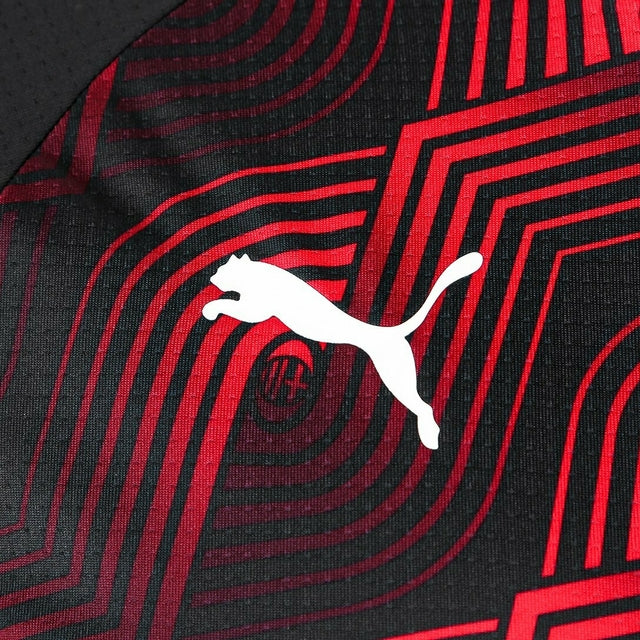 Camisa Milan Pré-Jogo 24/25 - Torcedor Puma Masculina - Preta com detalhes em vermelho
