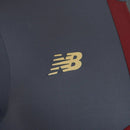 Jaqueta Corta-Vento São Paulo 25/26 - Masculina New Balance - Cinza com detalhes em vermelho