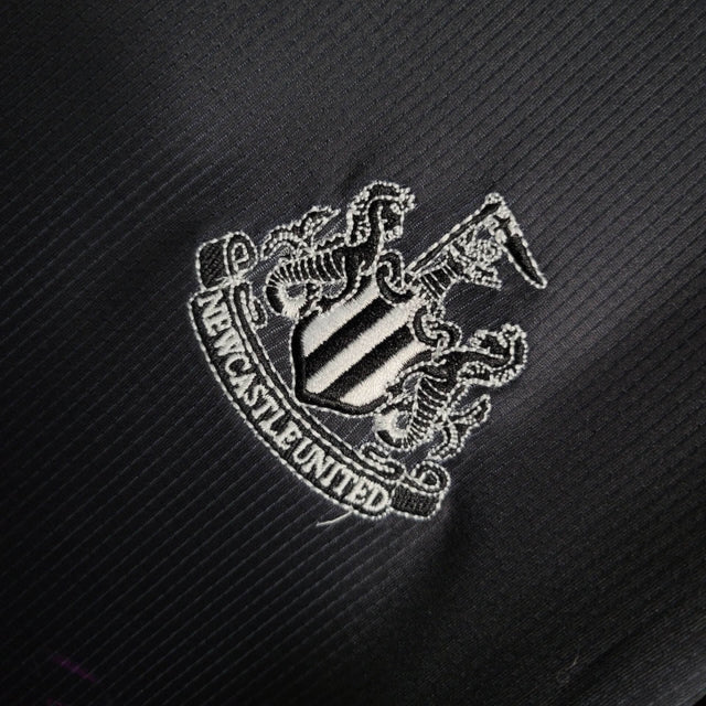 Kit Infantil Newcastle United Edição Especial 23/24 - Castore - Preto com detalhes em branco