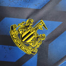 Kit Infantil Newcastle United III 23/24 - Castore - Azul com detalhes em amarelo