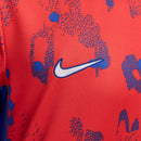 Camisa Atlético de Madrid Pré-jogo 24/25 - Torcedor Nike Masculina - Vermelha com detalhes em azul
