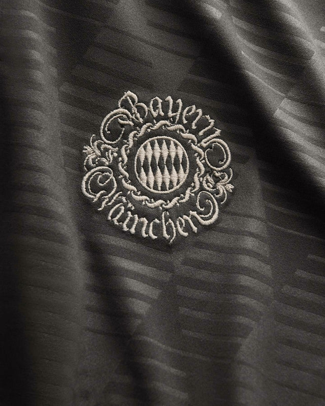 Camisa Bayern de Munique Edição especial Oktoberfest 24/25 - Torcedor Adidas Masculina - Preta com detalhes em bege