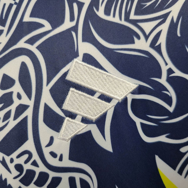 Camisa Japão Edição especial 24/25 - Torcedor Adidas Masculina - Branca com desenhos de Dragão em azul e amarelo