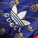 Jaqueta Corta-Vento Real Madrid 23/24 - Masculina Adidas colab com Gucci - Azul com detalhes em amarelo e verde e vermelho