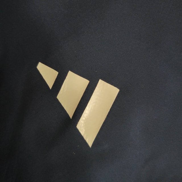 Jaqueta Corta-Vento Real Madrid 23/24 - Masculina Adidas - Azul com detalhes em amarelo