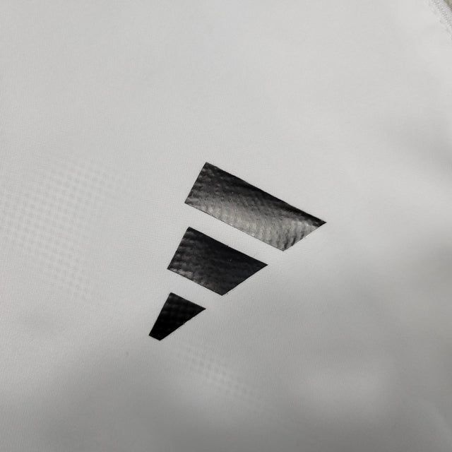 Jaqueta Corta-Vento Real Madrid 23/24 - Masculina Adidas - Branca com detalhes em azul e amarelo