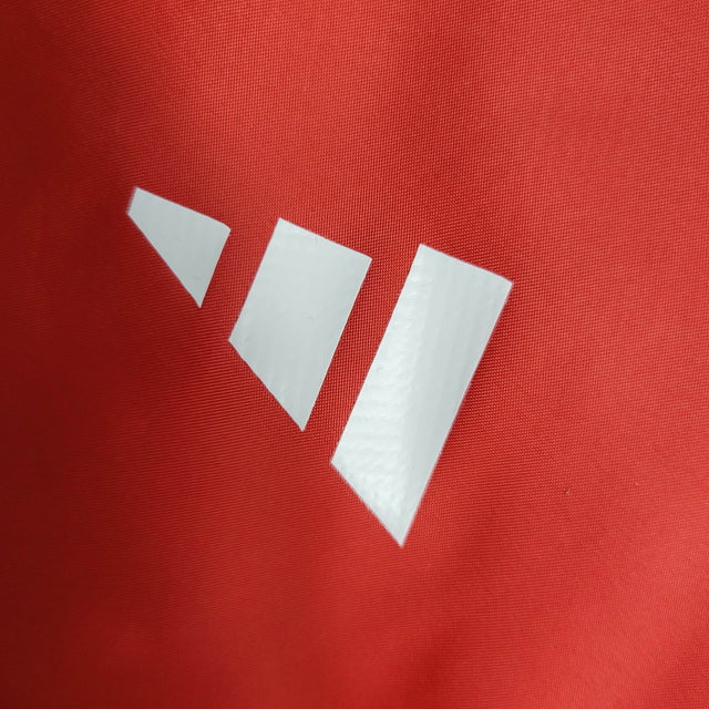 Jaqueta Corta-Vento Manchester United 23/24 - Masculina Adidas - Vermelha com detalhes em vinho