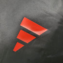 Jaqueta Corta-Vento Manchester United 23/24 - Masculina Adidas - Preta com detalhes em vermelho e azul