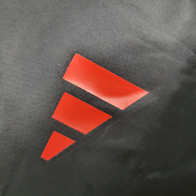 Jaqueta Corta-Vento Manchester United 23/24 - Masculina Adidas - Preta com detalhes em vermelho e azul